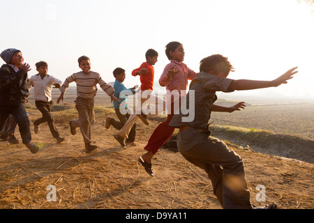 Indien, Uttar Pradesh, Aligarh Jungs laufen Stockfoto