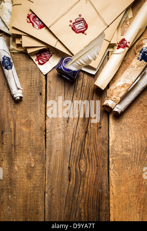 Alten Rollen Papier und blauer Tinte in das Tintenfass als Vintage-Hintergrund Stockfoto