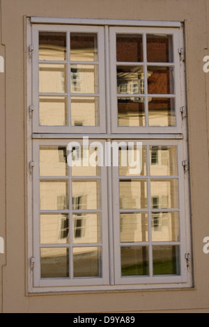 Europa, Deutschland, Mecklenburg Vorpommern, Mirow, Schloss Mirow, Kavalierhaus, Spiegelbild im Fenster Stockfoto