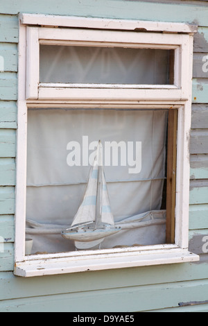 Schiffsmodell im Fenster der Strandhütte am Hengistbury Head im Juni Stockfoto