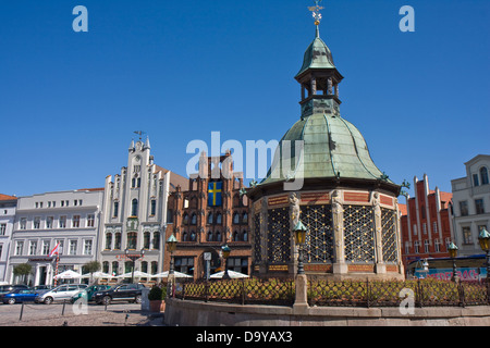 Europa, Deutschland, Mecklenburg-Vorpommern, Wismar, Wasserkunst auf dem Marktplatz Stockfoto