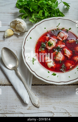 Borschtsch mit Knödel und frische Zutaten Stockfoto