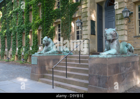 Nassau Eingangshalle mit Bronze Tiger, Princeton University Stockfoto