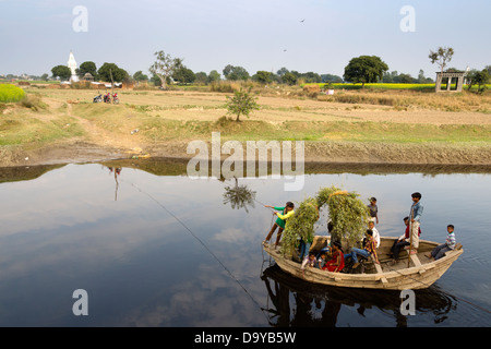 Indien, Uttar Pradesh, Aligarh, Dorfbewohner ziehen ein Boot über den Fluss über eine feste Oberleitung Stockfoto