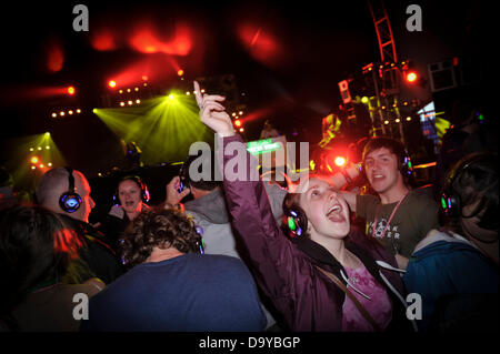 Glastonbury, UK. 28. Juni 2013. GLASTONBURY MUSIC FESTIVAL UK 2013 Festival-Gänger tragen Kopfhörer im Silent Disco-Zelt, wo Sie nur die Songs über die Kopfhörer hören. GLASTONBURY MUSIC FESTIVAL PILTON, SOMERSET, ENGLAND, UK Credit: Alistair Heap/Alamy Live-Nachrichten Stockfoto