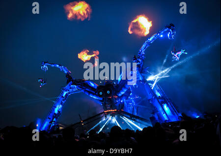 Glastonbury, Großbritannien. 28. Juni 2013. GLASTONBURY FESTIVAL IN GROSSBRITANNIEN 2013 Festivalbesucher sehen Sie eine Performance von Arcadia, eine riesige Spinne, bestehend aus Flammen und Laser in der Melodie zu den Bass-stampfenden Musik DJs an der Kunst und Musik Festival. Musikfestival in Glastonbury PILTON, Somerset, England, Großbritannien Stockfoto