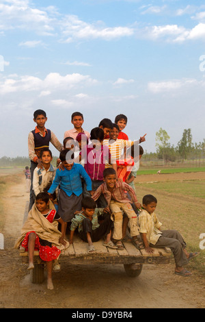 Indien, Uttar Pradesh, Aligarh Kinder reiten auf hölzernen Anhänger Stockfoto