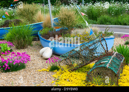 Sparsamkeit und beissen Mauerpfeffer in Coastal Garten gepflanzt. Stockfoto