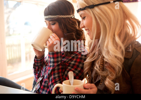 Zwei junge 20-etwas Mädchen im Coffee Shop. Stockfoto