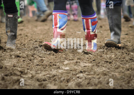 Glastonbury, UK. 28. Juni 2013. GLASTONBURY Musikfestival Festival Besucher tragen Gummistiefel wegen der klebrigen Schlamm, der nach ein paar Stunden regen gestern den Boden bedeckt. Glastonbury Festival findet statt am würdig Farm, Pilton Somerset.  28. Juni. 2013. Stockfoto