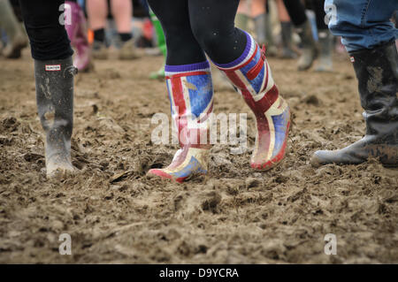 Glastonbury, UK. 28. Juni 2013. GLASTONBURY Musikfestival Festival Besucher tragen Gummistiefel wegen der klebrigen Schlamm, der nach ein paar Stunden regen gestern den Boden bedeckt. Glastonbury Festival findet statt am würdig Farm, Pilton Somerset.  28. Juni. 2013. GLASTONBURY MUSIC FESTIVAL PILTON, SOMERSET, ENGLAND, UK Credit: Alistair Heap/Alamy Live-Nachrichten Stockfoto