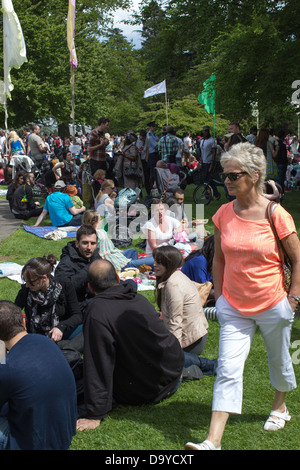 Masse auf dem Rasen im Park sitzen. Stockfoto