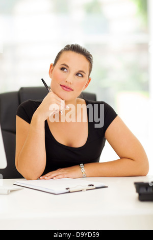 nachdenklich Geschäftsfrau in ihrem Büro Stockfoto