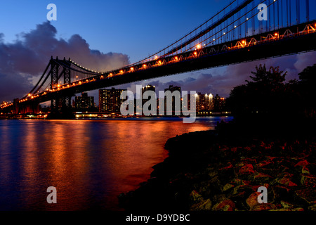 Nachtansicht der Manhattan Bridge und Lower Manhattan, New York City Stockfoto