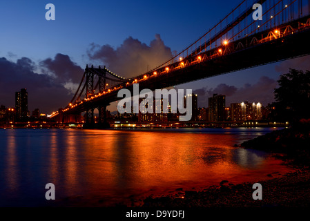 Nachtansicht der Manhattan Bridge und Lower Manhattan, New York City Stockfoto