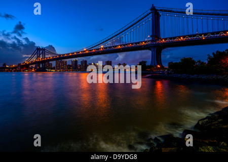 Nachtansicht der Manhattan Bridge und Lower Manhattan, New York City Stockfoto