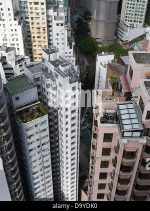dh CAUSEWAY BAY HONGKONG Chinesische Hochhäuser Wolkenkratzer Gebäude blockieren einen dichten Turm in einem Wohngebiet Stockfoto