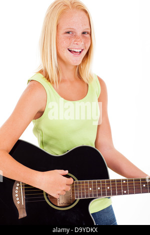 Pre Teen Mädchen Gitarre über weißem Hintergrund lachen Stockfoto