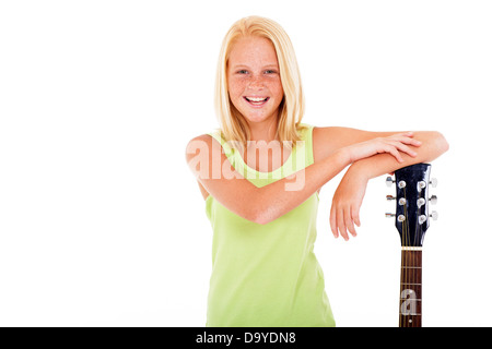 fröhliches junges preteen Mädchen mit einer Gitarre auf weißem Hintergrund Stockfoto