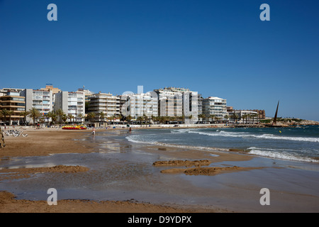 Salou am Wasser Immobilien und els Pilons Skulptur an der Costa Dorada Katalonien Spanien Stockfoto