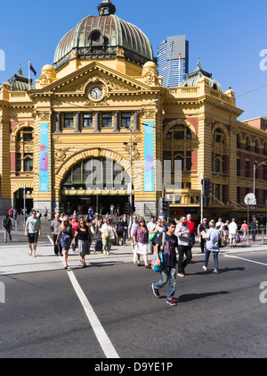 Dh Flinders Street Station Melbourne Australien Flinders Street Bahnhof Menschen Massen Cross Road Menge Stadt Stockfoto