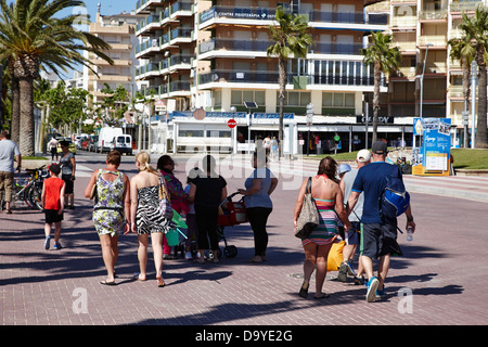 britische und spanische Urlauber Spaziergang entlang Baum gesäumten Strandpromenade Promenade Salou Katalonien Spanien Stockfoto