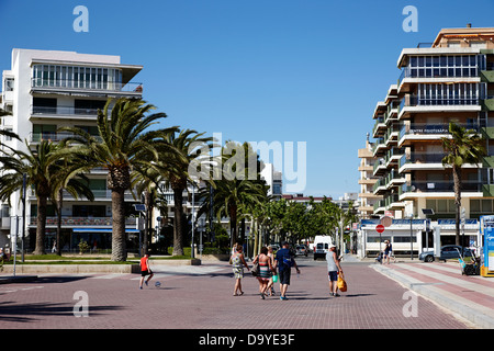 britische und spanische Urlauber Spaziergang entlang Baum gesäumten Strandpromenade Promenade Salou Katalonien Spanien Stockfoto