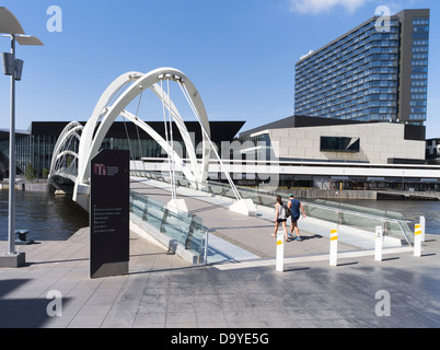 dh Seafarers Bridge MELBOURNE AUSTRALIEN Paar zu Fuß über Fußgängerbrücke Yarra River People City Stockfoto