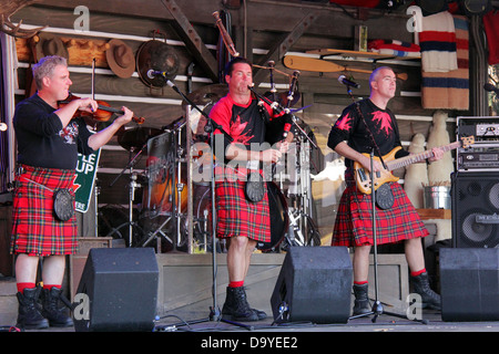 Schottische Rockband mit traditionellen Kostümen auf der Bühne im Epcot Center World Showcase, Disney World.  FÜR DEN REDAKTIONELLEN GEBRAUCH BESTIMMT. Stockfoto
