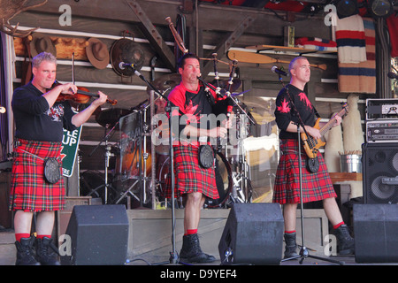 Schottische Rockband mit traditionellen Kostümen auf der Bühne im Epcot Center World Showcase, Disney World.  FÜR DEN REDAKTIONELLEN GEBRAUCH BESTIMMT. Stockfoto