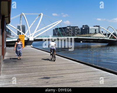 dh Yarra River Promenade MELBOURNE AUSTRALIEN Bootsbauer Hof Radfahrer Seeleute Brücke Fahrrad fahren Radfahren in Stockfoto
