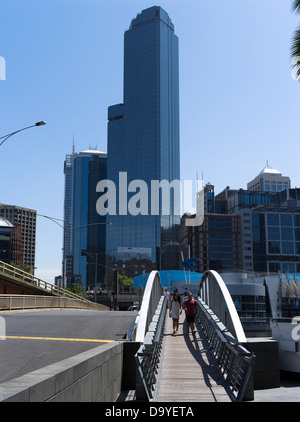 dh Könige Brücke MELBOURNE Australien paar Fußgängerbrücke Yarra River The Rialto Wolkenkratzer Gebäude Wahrzeichen Stockfoto