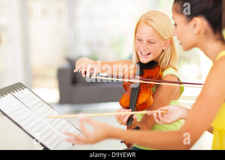 preteen Mädchen im Musikunterricht mit Musiklehrer Stockfoto