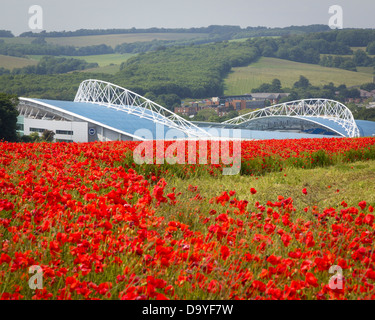 American Express Community Stadium Brighton - Blick über das Mohnfeld auf Bevendean Down, Falmer Stockfoto