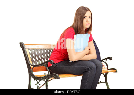 Unglücklich Studentin sitzt auf einer Holzbank mit notebook Stockfoto