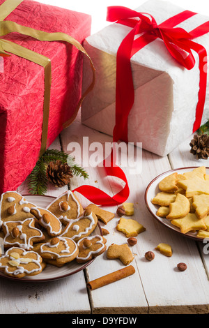 Hausgemachtes Weihnachtsgebäck auf einem Teller auf Geschenke Hintergrund naschen Stockfoto