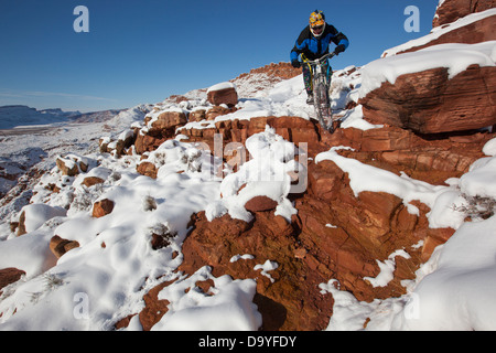Als Mountainbiker, Reiten durch eine verschneite Landschaft. Stockfoto
