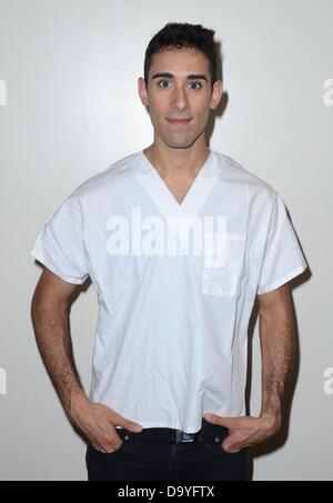 New York, NY. 28. Juni 2013. Joey Mirabile Fototermin für dritte Geschlecht Foto-Shooting für die New York International Fringe Festival, Studios353, New York, NY 28. Juni 2013. Bildnachweis: Derek Sturm/Everett Collection/Alamy Live-Nachrichten Stockfoto