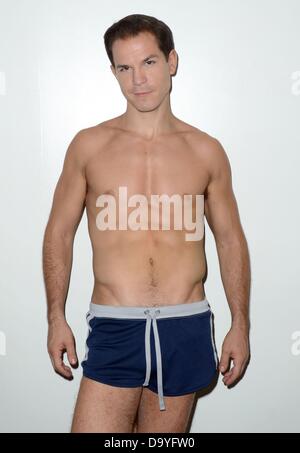 New York, NY. 28. Juni 2013. 28. Juni 2013 fordern Jacob Thompson-Foto-Shooting für dritte Geschlecht Foto der New York International Fringe Festival, Studios353, New York, NY. Bildnachweis: Derek Sturm/Everett Collection/Alamy Live-Nachrichten Stockfoto