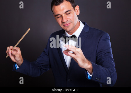 männliche Dirigent auf schwarzem Hintergrund Stockfoto