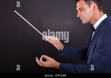 männlichen Leiter mit geschlossenen Augen auf schwarzem Hintergrund Stockfoto