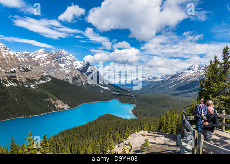 Touristen am Peyto Lake overlook, Banff Nationalpark, Alberta, Kanada Stockfoto