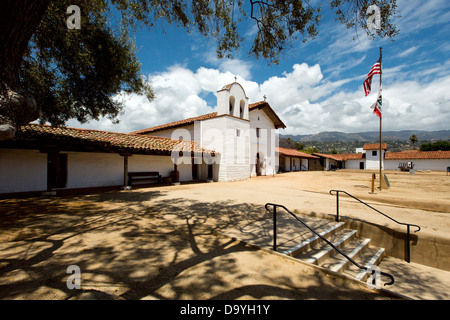 Kirche und der Glockenturm Turm in El Presidio de Santa Barbara State Historic Park Stockfoto