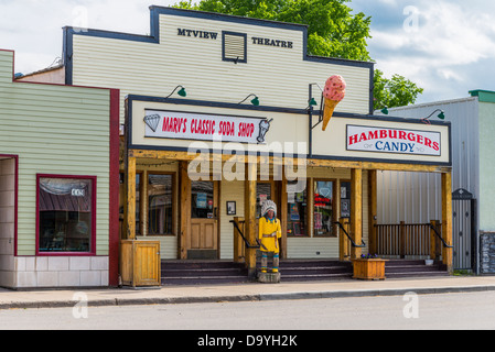 Zigarrenladen indische schnitzen außerhalb Soda Shop, Black Diamond, Alberta, Kanada Stockfoto