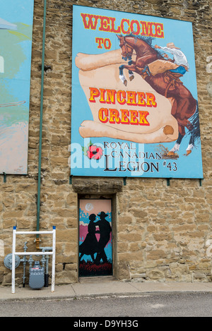 Willkommen bei Pincher Creek. Wandbild auf Royal Canadian Legion Außenwand. Pincher Creek, Alberta, Kanada Stockfoto