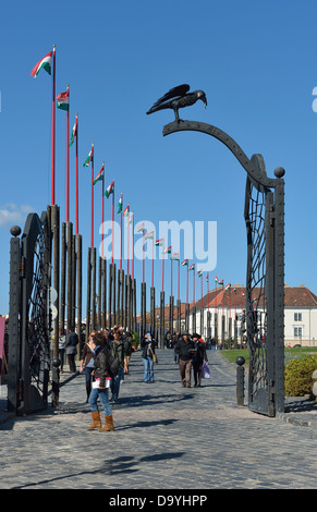 Touristen im Burgviertel von Rabe mit Ring Skulptur Budapest Ungarn Europa EU Stockfoto