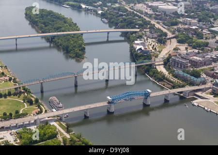 Luftaufnahme der drei Brücken über den Tennessee River im Zentrum von Chattanooga, Tennessee Stockfoto