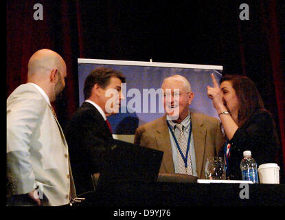 Texas, USA. 27. Juni 2013. Texas-Gouverneur Rick Perry grüßt andere Redner bei der Eröffnung des Nationalkonvents. Von links, O. Carter Snead, Direktor des Zentrums für Ethik und Geier an der Notre Dame University, Anthony Lauinger, executive Vice President von Nrlc und Gabriela Weigel studentischen Aktivisten aus Shawnee, Oklahoma. Bildnachweis: J. G. Domke/Alamy Live-Nachrichten Stockfoto