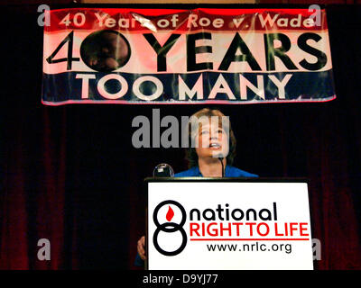 Texas, USA. 27. Juni 2013. Carol Tobias, Präsident des nationalen Rechts auf Leben Ausschuss begrüßt die Delegierten nach Dallas, Texas, auf der 43. Jahrestagung. Sie sagte, sie sieht, dass sie Kraft sparen ungeborenen gewinnen. Bildnachweis: J. G. Domke/Alamy Live-Nachrichten Stockfoto