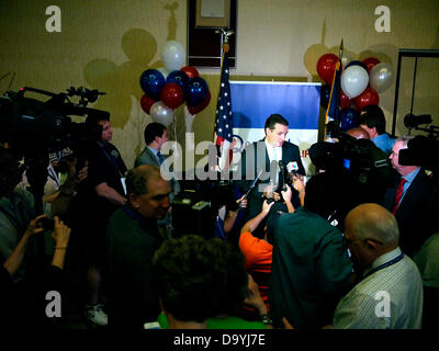 Texas, USA. 27. Juni 2013. Medien umgeben von US-Senator Ted Cruz (R-Texas) nach seiner programmatischen Rede auf das nationale Recht, Leben-Konvention. Bildnachweis: J. G. Domke/Alamy Live-Nachrichten Stockfoto